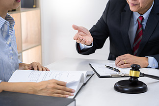 專業秘書律師在律師事務所中的合同咨詢與法律理念服務