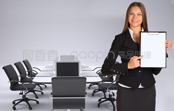 紙張的力量 女商人與商務秘書服務的雙重奏